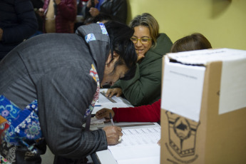 Bariloche, Argentina.- En las fotos tomadas el 16 de abril del 2023, argentinos participan de las elecciones provinciales y municipales en Bariloche, Argentina. Las Elecciones Argentina 2023 iniciaron con los comicios provinciales y municipales iniciando el calendario electoral del país.