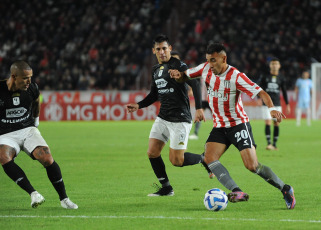 La Plata, Argentina.- In the photos taken on April 18, 2023, Estudiantes received in La Plata to Tacuary, from Paraguay, for the second date of Group C of the Copa Sudamericana. Estudiantes de La Plata triumphed 4-0 over Paraguayan Tacuary in a match that allowed him to command, along with Bragantino, Group C in this second day of the Copa Sudamericana.