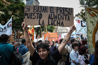 Buenos Aires, Argentina.- In the photos taken on April 25, 2023, teachers and students from the city of Buenos Aires marched to the Buenos Aires Legislature to denounce "educational emptying" and demand better salary conditions for teachers, more and nutritional quality of food and adequate maintenance of buildings.