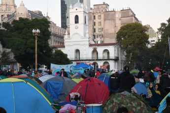 Buenos Aires, Argentina.- En las fotos tomadas el 20 de abril del 2023, organizaciones sociales de izquierda agrupadas en la Unidad Piquetera (UP) marcharon a la sede del Ministerio de Desarrollo Social, en pleno centro porteño, luego del acampe que realizaron en Plaza de Mayo "contra el ajuste, el hambre y el FMI" y en reclamo por la "creación de trabajo genuino" para los desocupados.