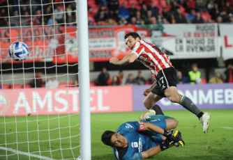 La Plata, Argentina.- In the photos taken on April 18, 2023, Estudiantes received in La Plata to Tacuary, from Paraguay, for the second date of Group C of the Copa Sudamericana. Estudiantes de La Plata triumphed 4-0 over Paraguayan Tacuary in a match that allowed him to command, along with Bragantino, Group C in this second day of the Copa Sudamericana.