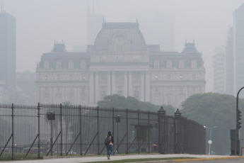 Buenos Aires, Argentina.- En las fotos tomadas el 24 de abril del 2023, muestra las calles de Buenos Aires cubierta por una densa capa de humo. Los cielos en la capital de Argentina y una extensa zona de su extrarradio fueron invadidas por un intenso humo y un fuerte olor a quemado cuyo origen seria un incendio forestal en Uruguay.