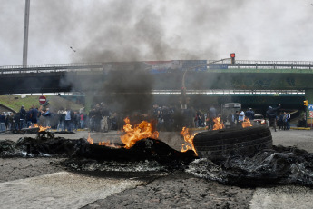 Buenos Aires, Argentina.- En las fotos tomadas el 3 de abril del 2023, colectiveros del Gran Buenos Aires realizan cortes de ruta y avenidas en reclamo de seguridad tras el crimen del chofer Daniel Barrientos durante un asalto cometido en la localidad bonaerense de Virrey del Pino, partido de La Matanza. Durante la protesta, el ministro Sergio Berni fue agredido y debió ser evacuado por la policía.