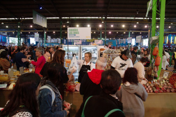 Buenos Aires, Argentina.- In the photos taken on April 16, 2023, thousands of people attended the last day of the Argentine Market for Agri-Food Products and Producers (Mappa), which took place in the Buenos Aires neighborhood of Colegiales. The last day of the Argentine Market for Agri-food Products and Producers was attended by 320 great exponents of national gastronomy, who offered the public a wide range of more than seven thousand products from different regions of the country.