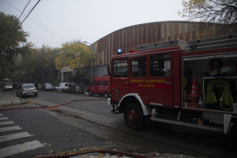 Buenos Aires, Argentina.- En las fotos tomadas el 24 de abril del 2023, bomberos de la Ciudad de Buenos Aires combaten un incendio en el edificio Iron Mountain, el mismo de la tragedia de 2014, cuando murieron dos agentes de Defensa Civil y ocho bomberos al derrumbarse una pared de la empresa de informática. Hasta el momento, no se pudieron establecer las causas del incendio.