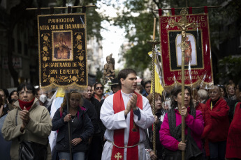 Buenos Aires, Argentina.- En las fotos tomadas el 19 de abril del 2023, miles de peregrinos se acercaron con estampitas, llaves y velas al santuario de San Expedito en la parroquia Nuestra Señora de Balvanera, en Once, que como cada 19 de abril deja sus puertas abiertas las 24 horas para el ingreso de los fieles del santo patrono de las causas justas y urgentes.