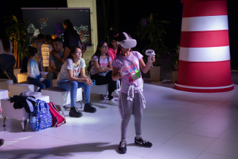 Buenos Aires, Argentina.- En las fotos tomadas el 23 de abril del 2023, durante el último día las personas visitan la Feria IT Joven en el predio de Tecnópolis, en la localidad bonaerense de Villa Martelli. Más de 120 mil jóvenes participaron del evento tecnológico más importante del año. Este domingo, -en la jornada de clausura- el presidente Alberto Fernández resaltó que "la ciencia y la tecnología nos permiten construir el futuro".