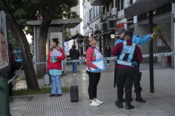 Buenos Aires, Argentina.- En las fotos tomadas el 14 de abril del 2023, muestra el lugar donde una mujer de 48 años murió tras caer del piso 12 de un hotel ubicado en el microcentro porteño, por lo que la Justicia investiga las circunstancias en las que ocurrió el hecho. Según fuentes policiales, la víctima, identificada como María Alejandra Vázquez, de 48 años, oriunda de San Miguel de Tucumán, se hospedaba en una habitación del piso 12 del hotel.