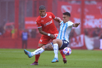 Buenos Aires, Argentina.- In the photos taken on April 16, 2023, Independiente and Racing Club play the Avellaneda classic at the Ricardo Bochini stadium, in a match valid for the twelfth day of the Professional Football League. Independiente and Racing drew 1-1, in a duel that was involved in controversy due to a penalty taken on the visit for Matías Rojas' tie at 38 minutes.