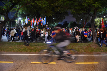 Buenos Aires, Argentina.- En las fotos tomadas el 24 de abril del 2023, unas 3.000 personas participaron de una marcha de antorchas para conmemorar el 108º aniversario del Genocidio Armenio, que partió desde la Facultad de Derecho de la UBA, en el barrio porteño de Recoleta, con consignas de justicia y reparación, organizada por la Mesa Inter Juvenil de la Comunidad Armenia de Buenos Aires (MICA). El 24 de abril, se cumplió el 108º aniversario del genocidio armenio, la masacre de millón y medio de personas, cometida entre 1915 y 1923, por el Imperio otomano, la actual Turquía.