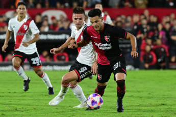 Rosario, Argentina.- En las fotos tomadas el 16 de abril del 2023, durante el partido entre River Plate y Newell’s en Rosario por la Liga Profesional Argentina. Con gol de Pablo Solari, River Plate venció 1-0 a Newell’s como visitante y se mantiene en la cima de la Liga Profesional de Fútbol con 30 puntos al cabo de 12 jornadas.