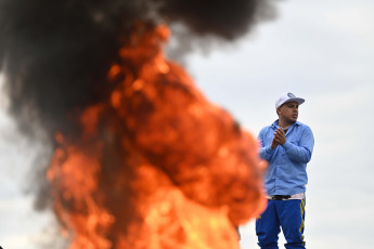 Buenos Aires, Argentina.- En las fotos tomadas el 3 de marzo del 2023, colectiveros realizaron cortes de ruta y avenidas en reclamo de seguridad tras el crimen del chofer Daniel Barrientos durante un asalto cometido en la localidad bonaerense de Virrey del Pino, partido de La Matanza. Mientras indagaban al primer detenido por el crimen del colectivero, este martes, se conoció que la Policía Bonaerense capturó en la localidad de Gregorio de Laferrere a un segundo sospechoso, según fuentes policiales.