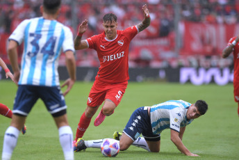 Buenos Aires, Argentina.- In the photos taken on April 16, 2023, Independiente and Racing Club play the Avellaneda classic at the Ricardo Bochini stadium, in a match valid for the twelfth day of the Professional Football League. Independiente and Racing drew 1-1, in a duel that was involved in controversy due to a penalty taken on the visit for Matías Rojas' tie at 38 minutes.