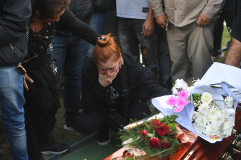 Buenos Aires, Argentina.- En las fotos tomadas el 4 de marzo del 2023, durante una ceremonia religiosa para despedir al chofer Daniel Barrientos, asesinado de un disparo en el pecho durante un asalto a bordo del colectivo de la línea 620 que conducía por la localidad bonaerense de Virrey del Pino, partido de La Matanza.