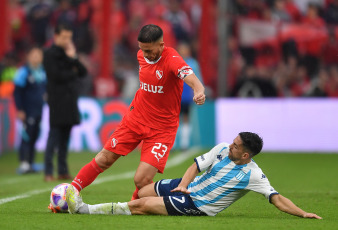 Buenos Aires, Argentina.- In the photos taken on April 16, 2023, Independiente and Racing Club play the Avellaneda classic at the Ricardo Bochini stadium, in a match valid for the twelfth day of the Professional Football League. Independiente and Racing drew 1-1, in a duel that was involved in controversy due to a penalty taken on the visit for Matías Rojas' tie at 38 minutes.