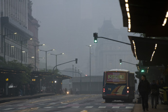 Buenos Aires, Argentina.- En las fotos tomadas el 24 de abril del 2023, muestra las calles de Buenos Aires cubierta por una densa capa de humo. Los cielos en la capital de Argentina y una extensa zona de su extrarradio fueron invadidas por un intenso humo y un fuerte olor a quemado cuyo origen seria un incendio forestal en Uruguay.