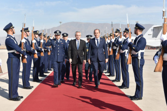 Santiago de Chile, Chile.- In the photos taken on April 5, 2023, the President of Argentina, Alberto Fernández (center), during his official visit to Chile with the participation, together with his counterpart Gabriel Boric, in the commemoration of the 205th anniversary of the Battle of Maipú.