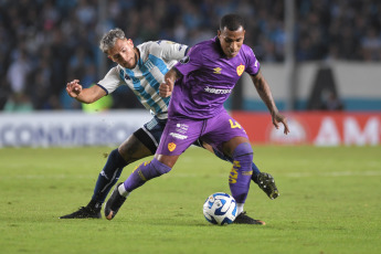 Buenos Aires, Argentina.- In the photos taken on April 20, 2023, during the match between Racing Club and Aucas from Ecuador in a match valid for the second day of the Copa Libertadores at the Presidente Perón stadium, in Avellaneda. Racing beat Aucas 3-2 and positioned itself as the sole leader of group A, which it also shares with Flamengo and Ñublense.