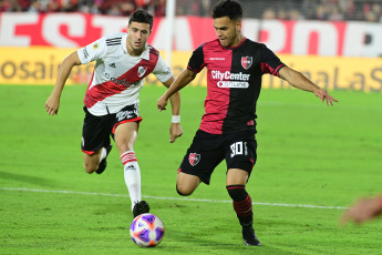 Rosario, Argentina.- In the photos taken on April 16, 2023, during the match between River Plate and Newell's in Rosario for the Argentine Professional League. With a goal from Pablo Solari, River Plate beat Newell's 1-0 as a visitor and remains at the top of the Professional Football League with 30 points after 12 days.