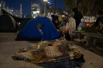 Buenos Aires, Argentina.- En las fotos tomadas el 20 de abril del 2023, organizaciones sociales de izquierda agrupadas en la Unidad Piquetera (UP) realizaron un acampe en Plaza de Mayo, frente a la Casa Rosada, "contra el ajuste, el hambre y el FMI". La protesta se enmarcó en el plan de lucha "contra el ajuste y el hambre" y apunta a mejorar la situación de quienes integran la economía popular.