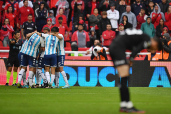 Buenos Aires, Argentina.- In the photos taken on April 16, 2023, Independiente and Racing Club play the Avellaneda classic at the Ricardo Bochini stadium, in a match valid for the twelfth day of the Professional Football League. Independiente and Racing drew 1-1, in a duel that was involved in controversy due to a penalty taken on the visit for Matías Rojas' tie at 38 minutes.