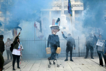 Buenos Aires, Argentina.- En las fotos tomadas el 17 de abril del 2023, miembros de distintos sectores sociales protestaban frente al Ministerio de Desarrollo Social, en Buenos Aires, por la llegada de la general Laura Richardson, jefa del Comando Sur de EE.UU, así como contra la interferencia de EE.UU. en la región y las políticas del Fondo Monetario Internacional (FMI). Los manifestantes denuncian que la alta funcionaria militar ha mostrado en sus discursos la "actitud neocolonial" que mantiene la Casa Blanca hacia la región.