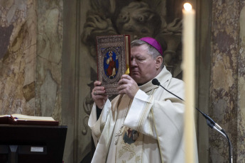 Buenos Aires, Argentina.- En las fotos tomadas el 24 de abril del 2023, el Episcopado celebró al Papa con una misa en la Catedral metropolitana e inició una semana de deliberaciones. La 122° asamblea plenaria de la Conferencia Episcopal Argentina (CEA), integrada por obispos de todo el país, comenzó este lunes una semana de deliberaciones con una misa de acción de gracias con motivo de los 10 años del pontificado de Francisco.