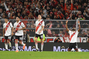 Buenos Aires, Argentina.- En las fotos tomadas el 23 de abril del 2023, durante el partido entre River Plate e Independiente en el Estadio Más Monumental por la jornada 13 de la Liga Profesional Argentina. River venció por 2-0 a Independiente como local, en un partido de la jornada 13 de la Liga Profesional Argentina. Para River los goles fueron marcados por Esequiel Barco (a los 17 minutos) y Miguel Borja (a los 80 minutos).