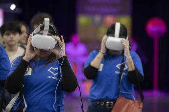 Buenos Aires, Argentina.- En las fotos tomadas el 20 de abril del 2023, muestra la feria IT Joven, que comenzó este miércoles en Tecnópolis con una amplia participación de jóvenes y autoridades que recorrieron la muestra compuesta por las principales empresas de tecnología, robótica y desarrollo de ciencia del país en conjunto con más de 20 universidades que durante cinco días buscará promover el interés sobre los últimos avances de la tecnología en jóvenes que empiezan a integrarse al mundo digital.