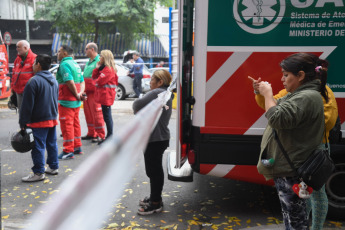 Buenos Aires, Argentina.- In the photos taken on April 26, 2023, the City Police, Fire Department and SAME resumed search tasks after the collapse of a two-story PH-type house, which collapsed this Tuesday ( 25) in the Buenos Aires neighborhood of Floresta and claimed the lives of a 19-year-old man and a 12-year-old girl. Although at first there was talk of three missing people, the Buenos Aires Ministry of Security confirmed that only one 71-year-old woman is missing.