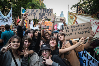 Buenos Aires, Argentina.- In the photos taken on April 25, 2023, teachers and students from the city of Buenos Aires marched to the Buenos Aires Legislature to denounce "educational emptying" and demand better salary conditions for teachers, more and nutritional quality of food and adequate maintenance of buildings.