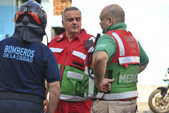 Buenos Aires, Argentina.- En las fotos tomadas el 26 de abril del 2023, la Policía de la Ciudad, Bomberos y el SAME reanudaron las tareas de búsqueda tras el derrumbe de una vivienda tipo PH de dos pisos, que se desplomó este martes (25) en el barrio porteño de Floresta y se cobró la vida de un hombre de 19 años y una niña de 12 años. Aunque al principio se habló de tres personas desaparecidas, el Ministerio de Seguridad porteño confirmó que solo está desaparecida una mujer de 71 años.