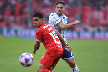 Buenos Aires, Argentina.- In the photos taken on April 16, 2023, Independiente and Racing Club play the Avellaneda classic at the Ricardo Bochini stadium, in a match valid for the twelfth day of the Professional Football League. Independiente and Racing drew 1-1, in a duel that was involved in controversy due to a penalty taken on the visit for Matías Rojas' tie at 38 minutes.