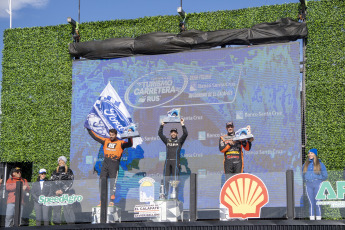 El Calafate, Argentina.- En las fotos tomadas el 17 de abril del 2023, Julián Santero, al mando de un Ford, ganó la cuarta fecha de Turismo Carretera disputada en el autódromo de El Calafate, que se estrenó este fin de semana en la carrera de la categoría más popular del automovilismo argentino. La próxima fecha del Turismo Carretera se llevará a cabo el 29 y 30 de abril en el autódromo de Concepción del Uruguay, en Entre Ríos.