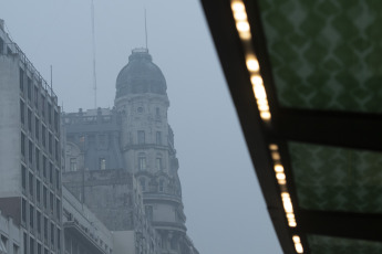 Buenos Aires, Argentina.- In the photos taken on April 24, 2023, it shows the streets of Buenos Aires covered by a dense layer of smoke. The skies in the capital of Argentina and a large area of its suburbs were invaded by intense smoke and a strong smell of burning whose origin would be a forest fire in Uruguay.