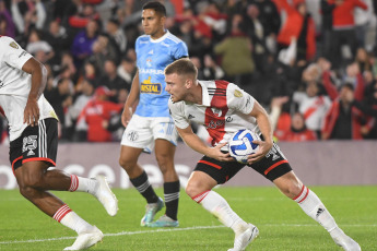 Buenos Aires, Argentina.- En las fotos tomadas el 19 de abril del 2023, River Plate enfrentó a Sporting Cristal en un partido por la segunda fecha del grupo D de la Copa Libertadores, en el estadio Monumental, en Buenos Aires, ante más de 80.000 espectadores. El argentino River Plate le ganó al peruano Sporting Cristal 4-2, por lo que suma tres puntos, pese a jugar buena parte del encuentro con diez jugadores por la expulsión del defensor Enzo Díaz (38).