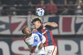 Buenos Aires, Argentina.- En las fotos tomadas el 20 de abril del 2023, durante el partido entre San Lorenzo y Fortaleza en el estadio Pedro Bidegain por la 2 fase de grupos de la Copa Sudamericana 2023. Fortaleza de Brasil derrotó por 0-2 a San Lorenzo. Los goles del portero Augusto Batalla, en contra, y Guilherme le permitieron al conjunto brasileño quedar como líder con puntuación ideal de seis unidades.