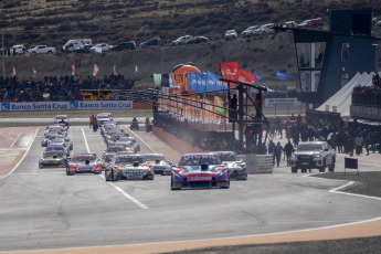 El Calafate, Argentina.- En las fotos tomadas el 17 de abril del 2023, Julián Santero, al mando de un Ford, ganó la cuarta fecha de Turismo Carretera disputada en el autódromo de El Calafate, que se estrenó este fin de semana en la carrera de la categoría más popular del automovilismo argentino. La próxima fecha del Turismo Carretera se llevará a cabo el 29 y 30 de abril en el autódromo de Concepción del Uruguay, en Entre Ríos.