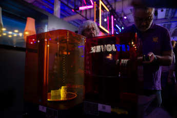 Buenos Aires, Argentina.- En las fotos tomadas el 23 de abril del 2023, durante el último día las personas visitan la Feria IT Joven en el predio de Tecnópolis, en la localidad bonaerense de Villa Martelli. Más de 120 mil jóvenes participaron del evento tecnológico más importante del año. Este domingo, -en la jornada de clausura- el presidente Alberto Fernández resaltó que "la ciencia y la tecnología nos permiten construir el futuro".