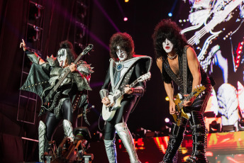 Buenos Aires, Argentina.- En las fotos tomadas el 28 de abril del 2023, durante la última presentación del grupo estadounidense Kiss que cerró el festival Masters of Rock en el Parque de la Ciudad de Buenos Aires, Argentina. El evento, congregó, según los organizadores, a 45.000 amantes de una de las vertientes duras del género para realizar una emotiva despedida a Kiss.