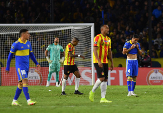 Buenos Aires, Argentina.- In the photos taken on April 18, 2023, during the match between Boca Juniors and Deportivo Pereira for date 2 of Group F of the Copa Libertadores 2023 at the Alberto J. Armando stadium, the 'Bombonera' from Buenos Aires. Boca beat Pereira's team 2-1, with goals from Luis Advíncula and Alan Varela. The Argentine club came back towards the end of the game and achieved its first victory in the Conmebol tournament.