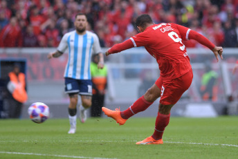 Buenos Aires, Argentina.- En las fotos tomadas el 16 de abril del 2023, Independiente y Racing Club juegan el clásico de Avellaneda en el estadio Ricardo Bochini, en un encuentro válido por la duodécima jornada de la Liga Profesional de Fútbol. Independiente y Racing empataron 1-1, en un duelo que se vio envuelto en polémica por un penal cobrado a la visita para el empate de Matías Rojas a los 38 minutos.