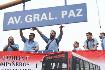 Buenos Aires, Argentina.- En las fotos tomadas el 3 de marzo del 2023, colectiveros realizaron cortes de ruta y avenidas en reclamo de seguridad tras el crimen del chofer Daniel Barrientos durante un asalto cometido en la localidad bonaerense de Virrey del Pino, partido de La Matanza. Mientras indagaban al primer detenido por el crimen del colectivero, este martes, se conoció que la Policía Bonaerense capturó en la localidad de Gregorio de Laferrere a un segundo sospechoso, según fuentes policiales.