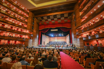 La Plata, Argentina.- En las fotos tomadas el 20 de abril del 2023, durante la reapertura de la sala "Alberto Ginastera" del Teatro Argentino de La Plata tras haber concluido los trabajos de puesta en valor del edificio. La reapertura del establecimiento con capacidad para 1.780, tras una inversión de más de 350 millones de pesos, comenzó con el Himno Nacional Argentino y luego ofreció la Sinfonía N° 9 de Ludwig van Beethoven.