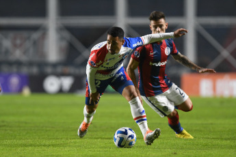 Buenos Aires, Argentina.- In the photos taken on April 20, 2023, during the match between San Lorenzo and Fortaleza at the Pedro Bidegain stadium for the 2nd group stage of the Copa Sudamericana 2023. Fortaleza of Brazil defeated 0-2 to San Lorenzo. Goals by goalkeeper Augusto Batalla, against, and Guilherme allowed the Brazilian team to remain as the leader with an ideal score of six points.