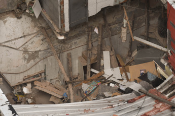 Buenos Aires, Argentina.- In the photos taken on April 26, 2023, the City Police, Fire Department and SAME resumed search tasks after the collapse of a two-story PH-type house, which collapsed this Tuesday ( 25) in the Buenos Aires neighborhood of Floresta and claimed the lives of a 19-year-old man and a 12-year-old girl. Although at first there was talk of three missing people, the Buenos Aires Ministry of Security confirmed that only one 71-year-old woman is missing.