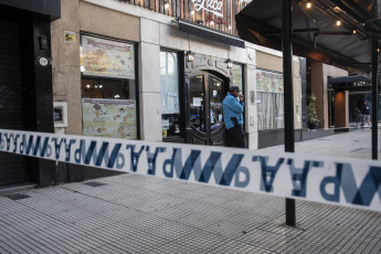 Buenos Aires, Argentina.- En las fotos tomadas el 14 de abril del 2023, muestra el lugar donde una mujer de 48 años murió tras caer del piso 12 de un hotel ubicado en el microcentro porteño, por lo que la Justicia investiga las circunstancias en las que ocurrió el hecho. Según fuentes policiales, la víctima, identificada como María Alejandra Vázquez, de 48 años, oriunda de San Miguel de Tucumán, se hospedaba en una habitación del piso 12 del hotel.