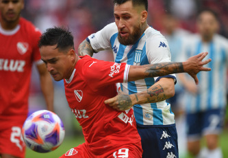 Buenos Aires, Argentina.- In the photos taken on April 16, 2023, Independiente and Racing Club play the Avellaneda classic at the Ricardo Bochini stadium, in a match valid for the twelfth day of the Professional Football League. Independiente and Racing drew 1-1, in a duel that was involved in controversy due to a penalty taken on the visit for Matías Rojas' tie at 38 minutes.