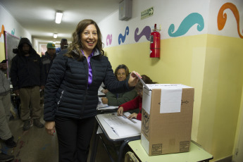 Bariloche, Argentina.- En las fotos tomadas el 16 de abril del 2023, argentinos participan de las elecciones provinciales y municipales en Bariloche, Argentina. Las Elecciones Argentina 2023 iniciaron con los comicios provinciales y municipales iniciando el calendario electoral del país.