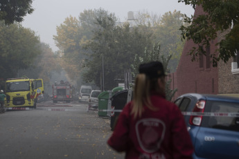 Buenos Aires, Argentina.- En las fotos tomadas el 24 de abril del 2023, bomberos de la Ciudad de Buenos Aires combaten un incendio en el edificio Iron Mountain, el mismo de la tragedia de 2014, cuando murieron dos agentes de Defensa Civil y ocho bomberos al derrumbarse una pared de la empresa de informática. Hasta el momento, no se pudieron establecer las causas del incendio.